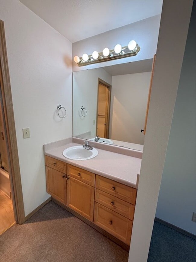 Building Photo - CHARMING 2 BED, 2 BATH KIRKLAND TOWNHOME W...
