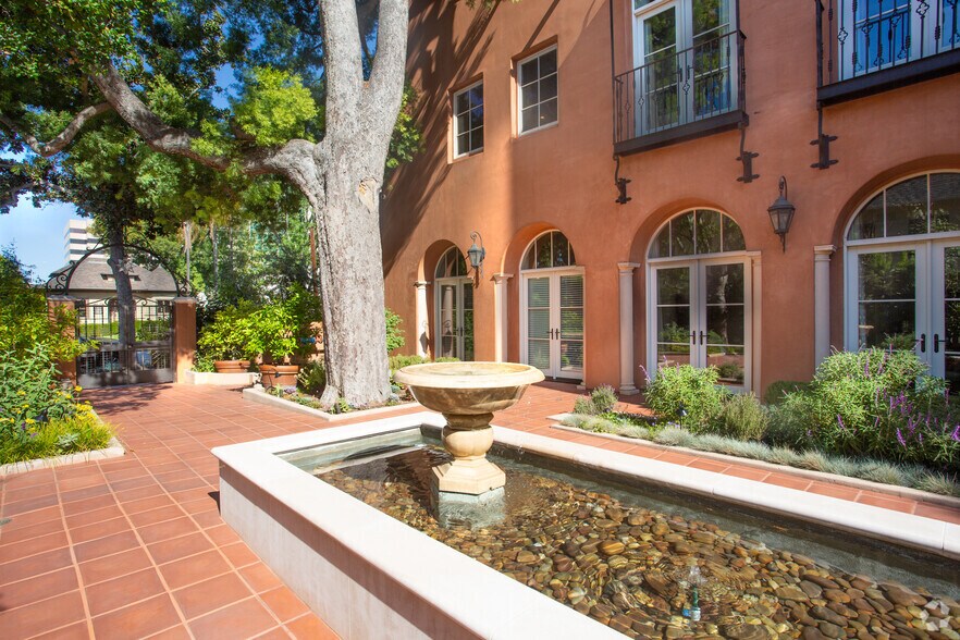 Courtyard - Los Patios De Cordova 218 S Oakland Ave