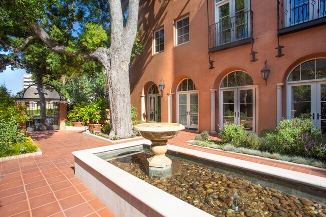 Courtyard - Los Patios De Cordova 218 S Oakland Ave