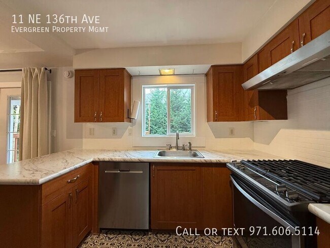 Building Photo - 11 NE 136th Ave