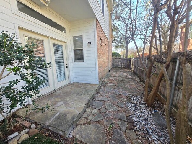 Building Photo - 6116 Thursby Ave