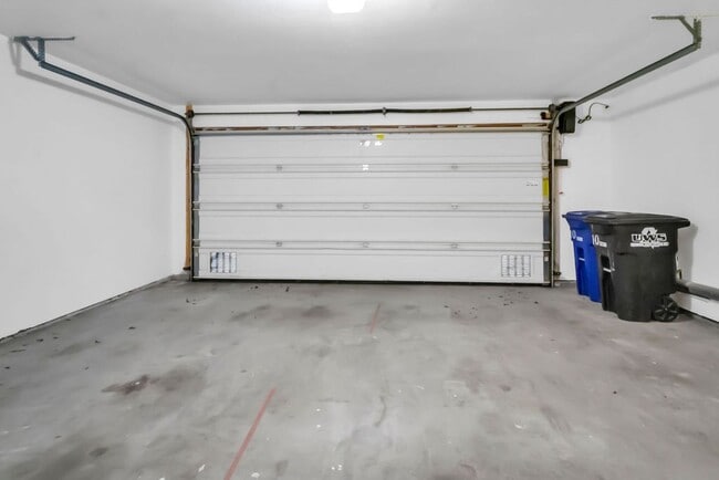 Building Photo - Beautiful townhome in La Jolla!  Three bedrooms plus office/extra bedroom! Available immediately!