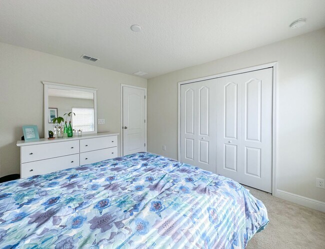 Building Photo - Furnished Rental in Golf Cart District!