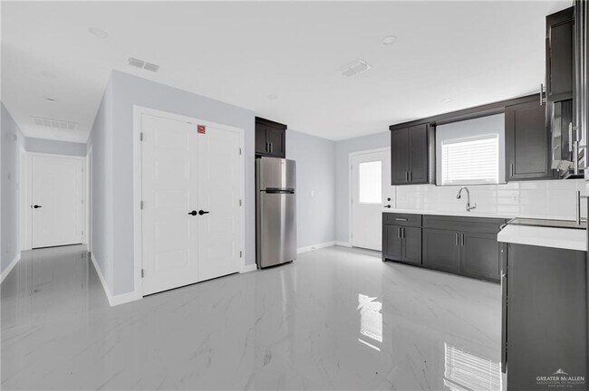 Building Photo - 1620 El Camino Dr