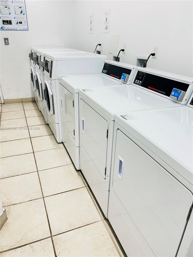 Building Photo - 800 Parkview Dr