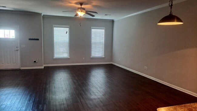 Building Photo - Spacious 3 Bed 2.5 Bath Townhome