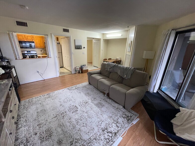 Building Photo - 147 Kelton St