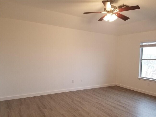 Building Photo - 1327 Solitaire