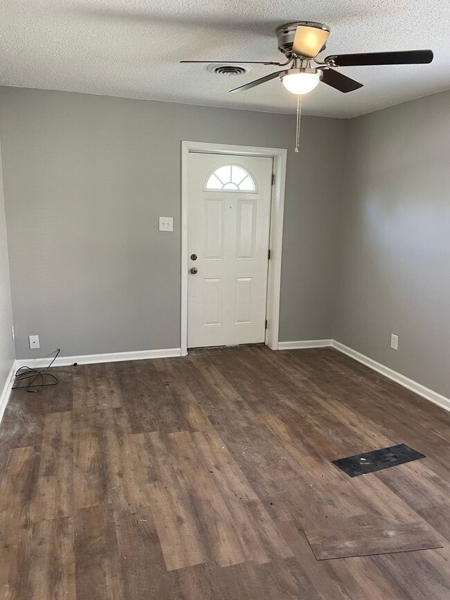Building Photo - Renovated One Bedroom Duplex