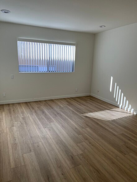 Building Photo - 5400 Newcastle Ave