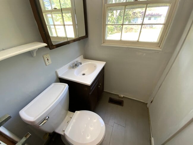 Building Photo - 917 Knollcrest Dr