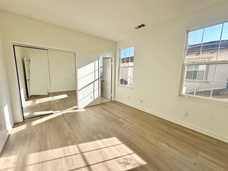 Building Photo - 1976 Lakota St