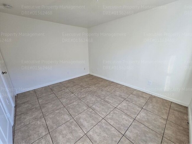 Building Photo - 3 bedroom/ 2 bathroom home