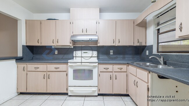 Building Photo - 604 Roselyn Ave