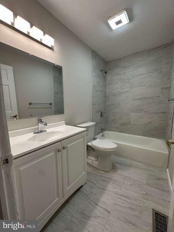 Building Photo - 5 Woodmill Dr