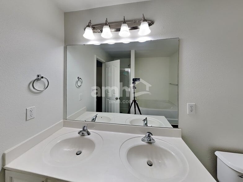 Building Photo - 704 Overlook Rd