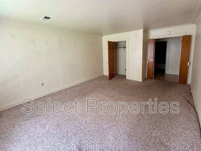 Building Photo - 123 Melrose St