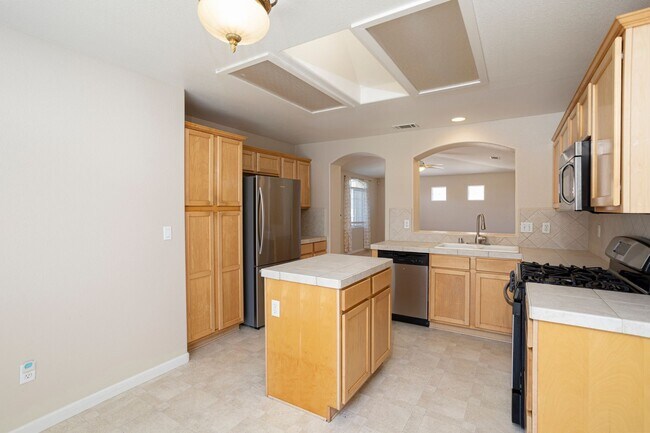 Building Photo - Schedule a tour today for a BEAUTIFUL 3-Be...