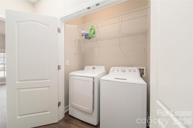 Building Photo - 108 S Square Row