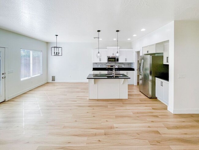 Building Photo - 3298 E Crimson Ridge Dr