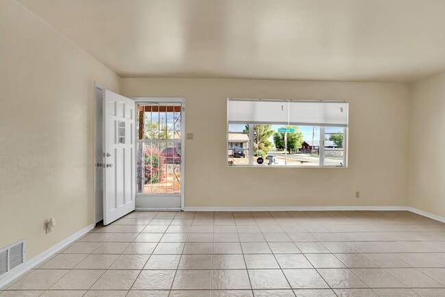 Building Photo - Cielo Vista 3 Bedroom 2 Bath