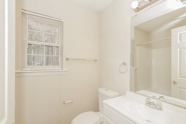 Building Photo - 1820 Charnell Ln