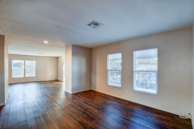 Building Photo - 2 bed, 2 bath Home in Prescott!