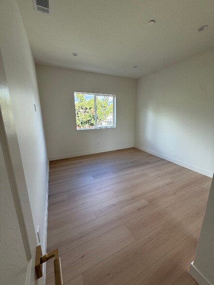 Building Photo - 10157 Swinton Ave