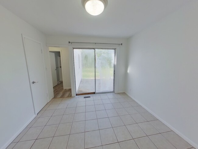 Building Photo - 2109 S Grove St