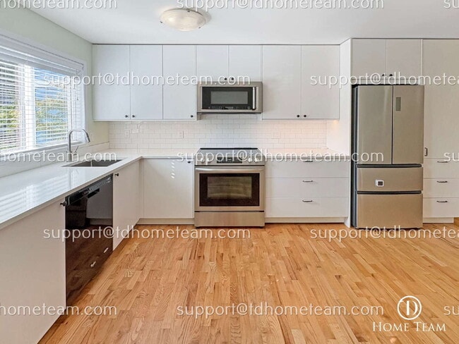 Building Photo - "Charming 2-Bed Townhouse with Gleaming Hardwood Floors in Vibrant Seattle Neighborhood"
