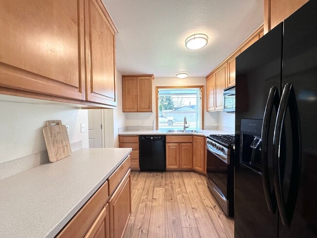 Building Photo - Newly Renovated Single-Family Home in Gresham! 3 Bed/1 Bath w/ Double Car Garage!