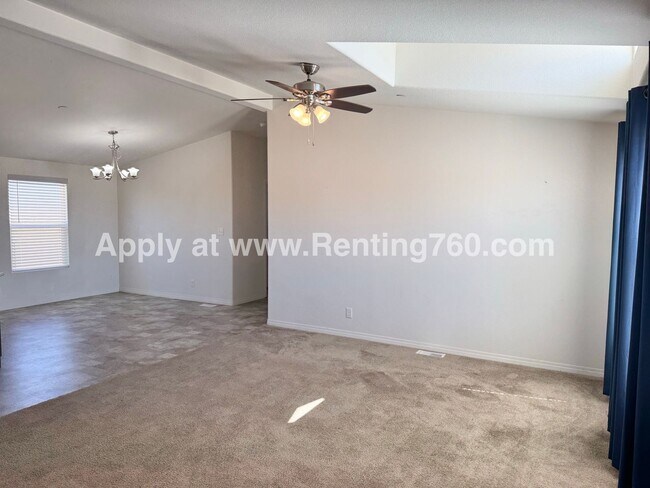 Building Photo - Huge 4 Bedroom Home!!