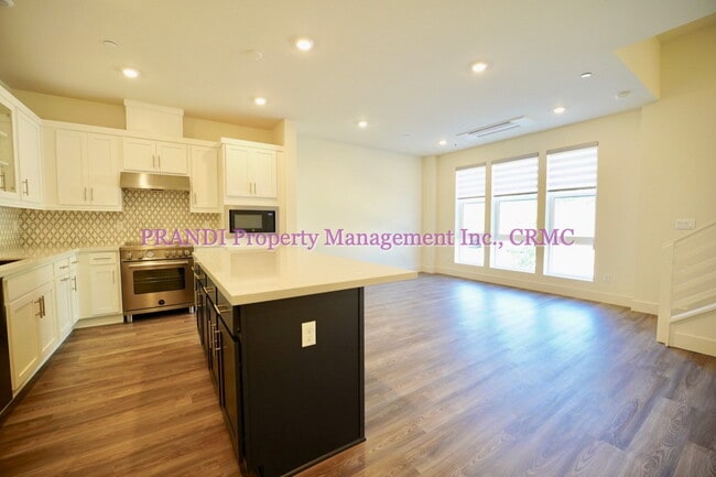 Building Photo - Brand New Townhome, Luxury Meets Convenience!