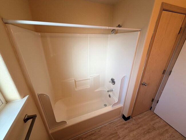 Building Photo - Three Bedroom Duplex in Keizer, Landscaping Included!