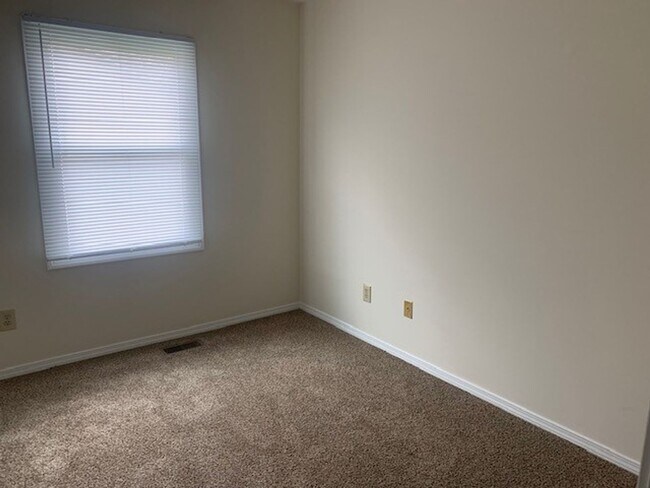 Building Photo - 1300-1302 S Hickory Grove Lane