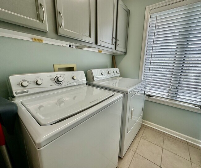 Building Photo - Beautiful Two Bedroom Fully Furnished Townhome Located in Bluffton Village!