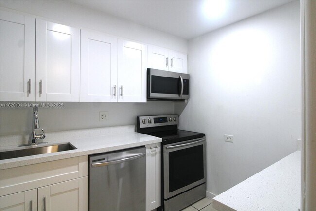 Building Photo - 3750 Inverrary Dr