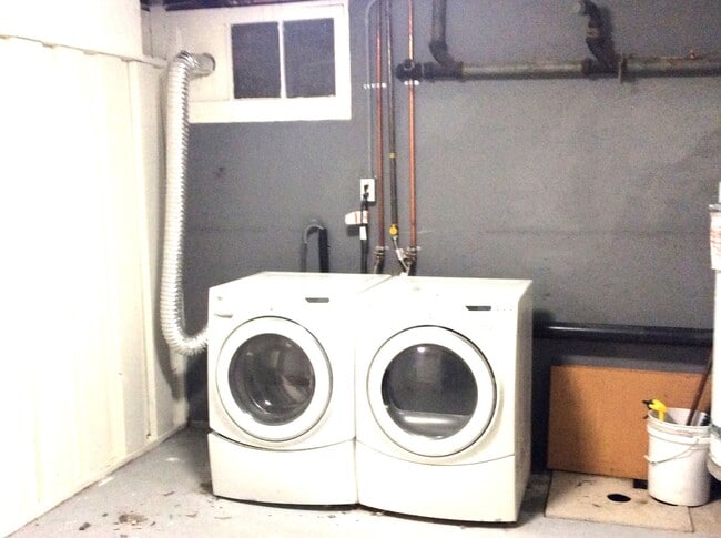 Building Photo - Browns Point Beauty! Spacious 2BDRM/1.75 BATH Home with Partial View of the Sound!