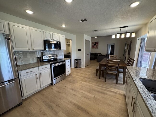 Building Photo - 806 James Loop