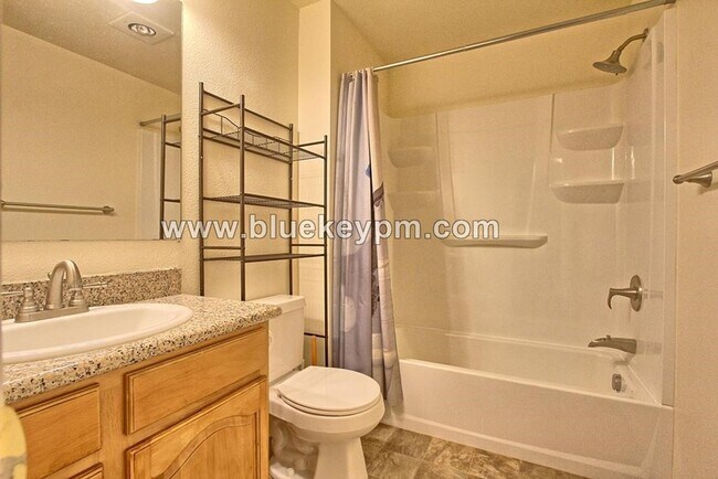 Building Photo - $1545 Month    2 Bed, 1 Bath Condo Living Downtown Vancouver on 33rd and Kauffman