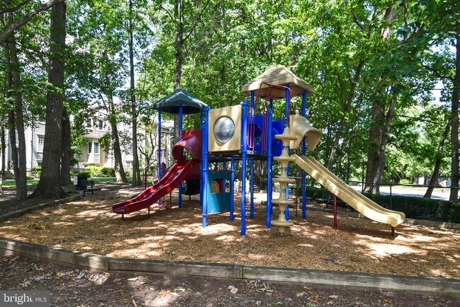 Building Photo - 2304 Hunters Square Ct