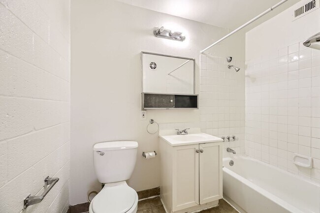 Building Photo - 1 Bedroom 1 Bathroom Condo Minutes from Th...