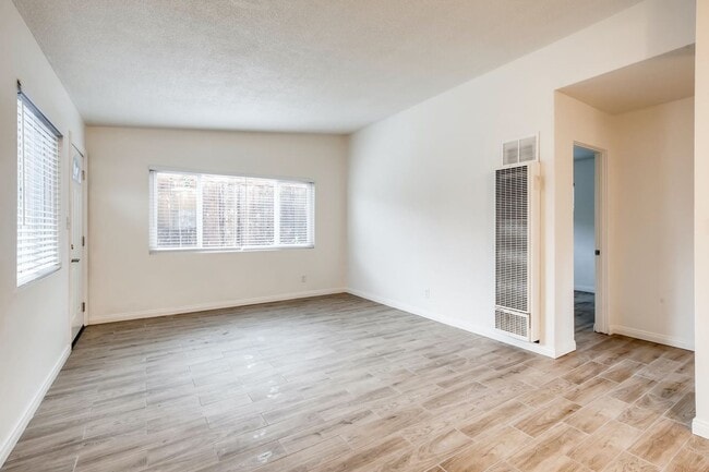 Building Photo - 2 Bedroom/1 Bath single story unit in duplex for rent in Encinitas!