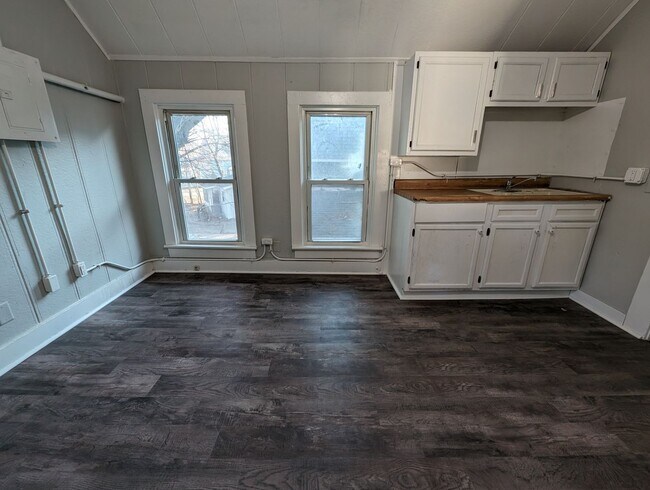 Building Photo - 518 W High St