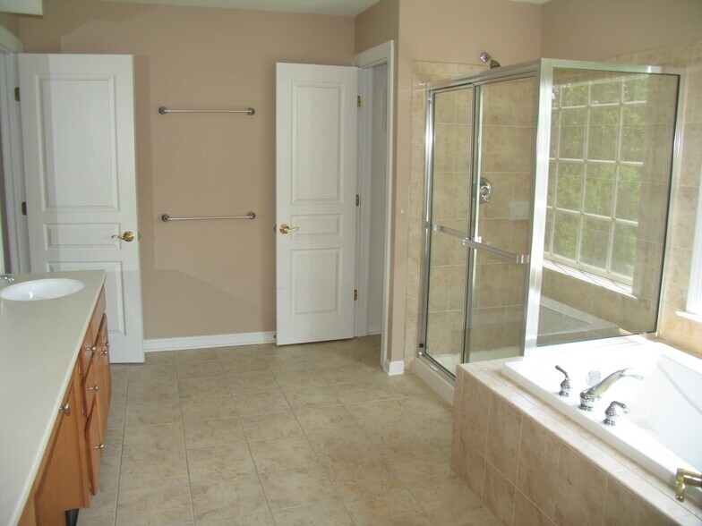 Building Photo - 2812 River Willow Dr