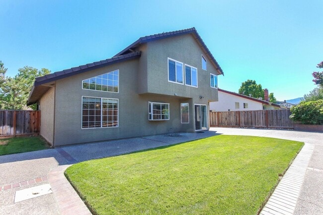 Building Photo - Large 4BR 3BA Updated Home in Quiet Neighb...