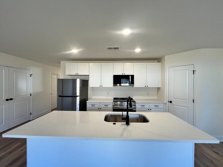 Building Photo - 122 E Grand St