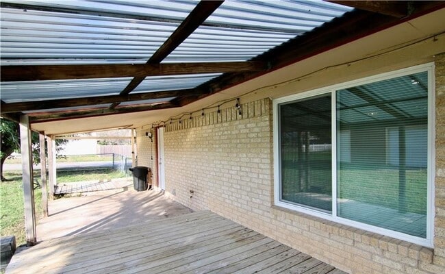 Building Photo - 3-bedroom 2-bathroom home on a corner lot!