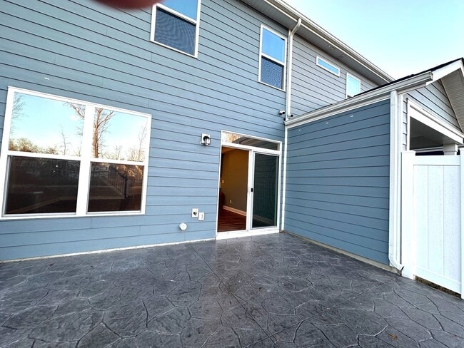 Building Photo - HARRISBURG TOWNHOME
