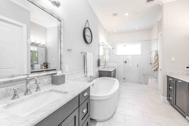 Building Photo - Luxury End Unit Rental with Elevator, Downtown Views, and Sky Deck ($150 off the second month!)